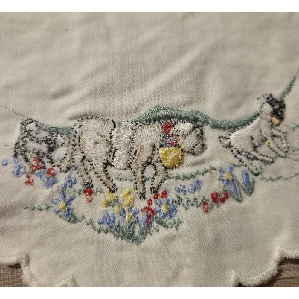Vintage Embroidered Doily Scalloped Edges Farm Theme 7.5
